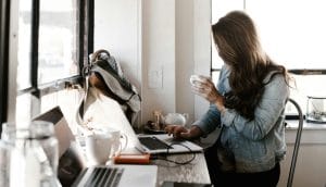devenir Digital Nomad à 50 ans; Femme illustrant le concept de digital nomade.