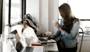 devenir Digital Nomad à 50 ans; Femme illustrant le concept de digital nomade.