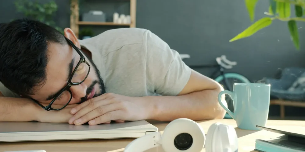 Bien dormir et sieste énergisante au travail : le guide complet pour une productivité optimale